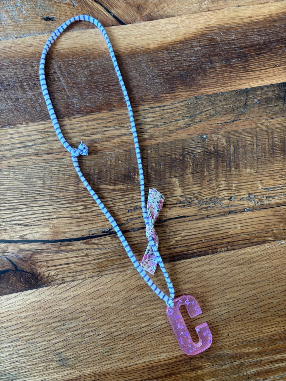 Acrylic c stretch necklace Like new pink and star glitter